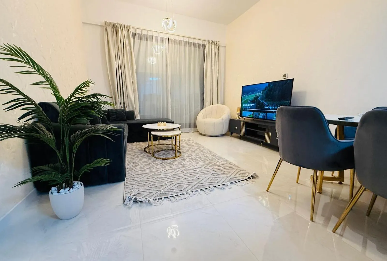 One-Master Bedroom - Luxury - 2 Min Walk To Tram Dubaj Vendégház