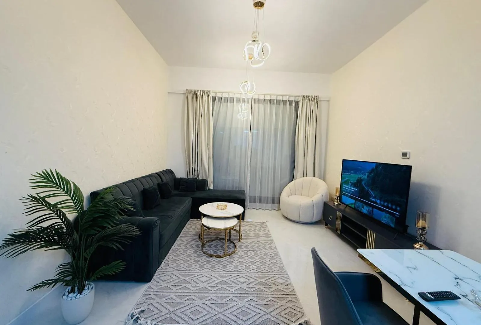 One-Master Bedroom - Luxury - 2 Min Walk To Tram Дубай 0*,  ОАЭ